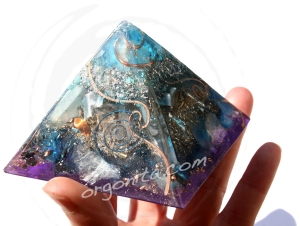 Pirámide de Orgonite 2740