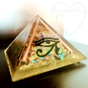 OJO DE HORUS - PIRAMIDE  de Orgonite 4555