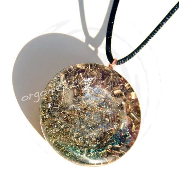 OM MANI PADME HUM en colgante de Orgonite con Cuarzo