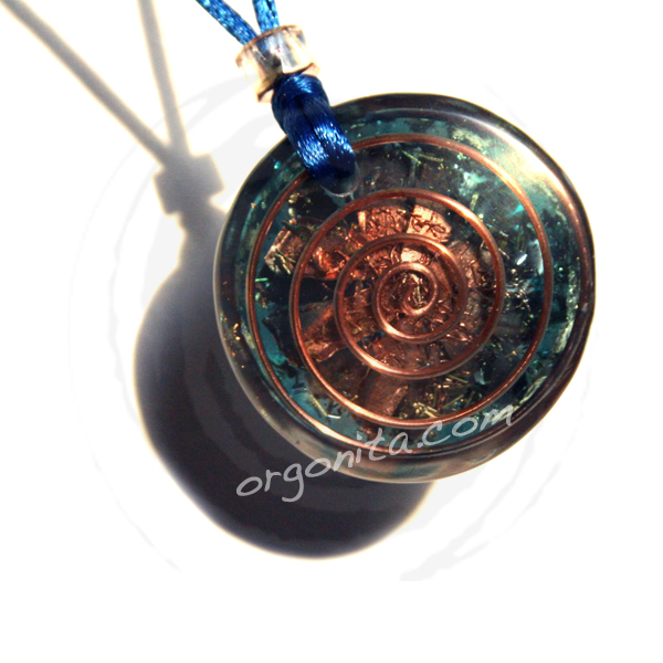 OM MANI PADME HUM en colgante de Orgonite con Cuarzo Rosa