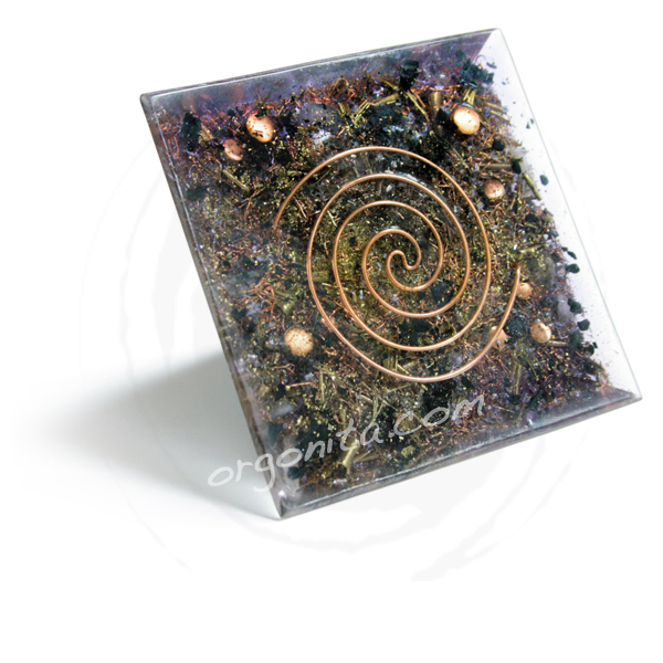 Piramide de Orgonite con Cuarzo Blanco