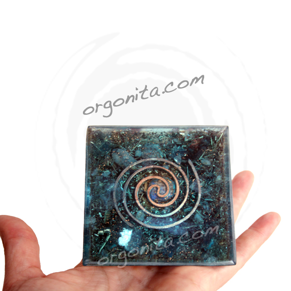 Piramide de Orgonite con Cuarzo Blanco y Rosa