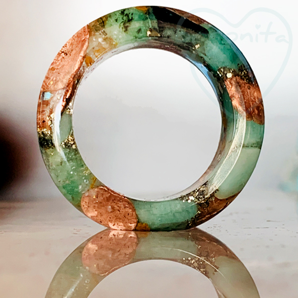 Anillo de orgonita con Esmeralda