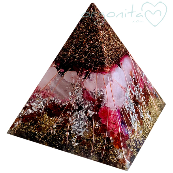 Piramide de orgonita con Cuarzo Rosa
