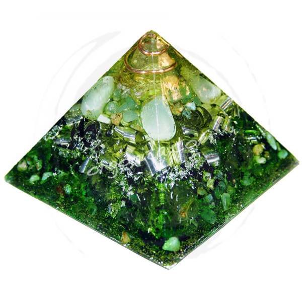 Pirámide Orgonite con Cuarzo Verde y Prehenite