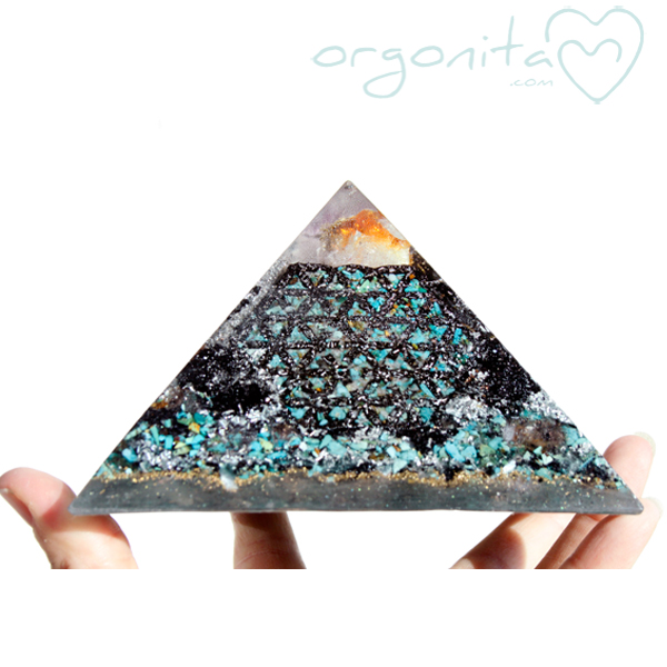 Pirámide de orgonita con AMOR y FLOR DE LA VIDA