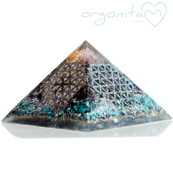 Pirámide de orgonita con AMOR y FLOR DE LA VIDA