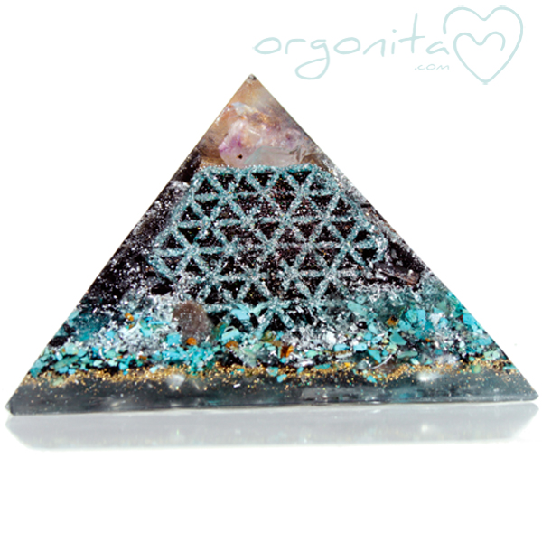 Pirámide de orgonita con AMOR y FLOR DE LA VIDA