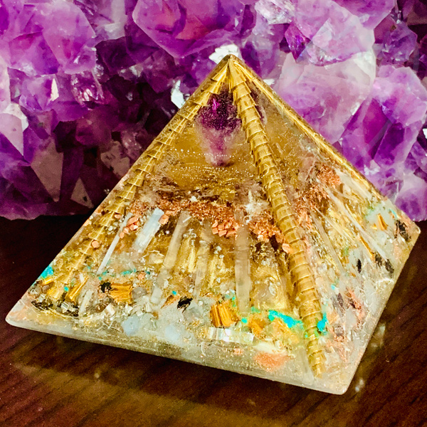 Pirámide Orgonite con Cuarzo Amatista