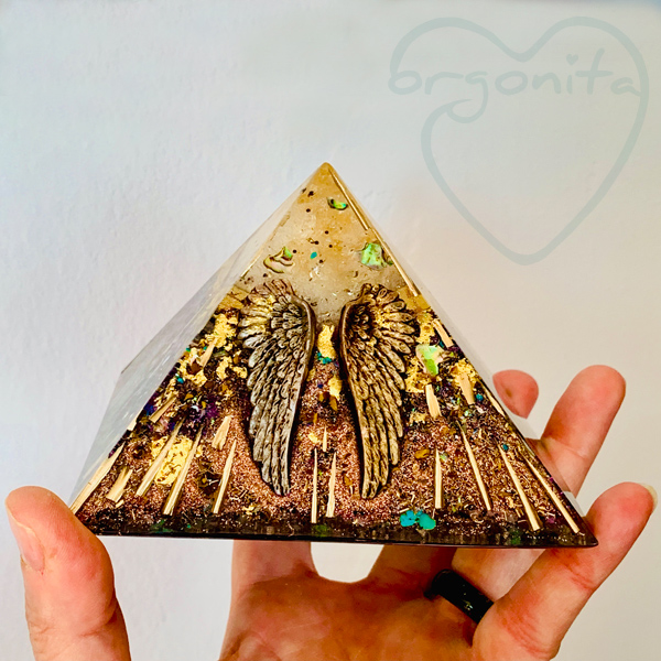 Piramide de orgonita con alas