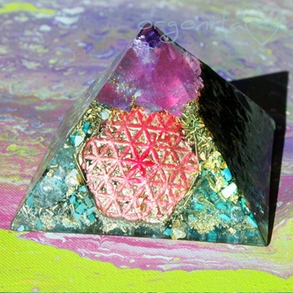 Piramide de orgonita con la Flor de la Vida