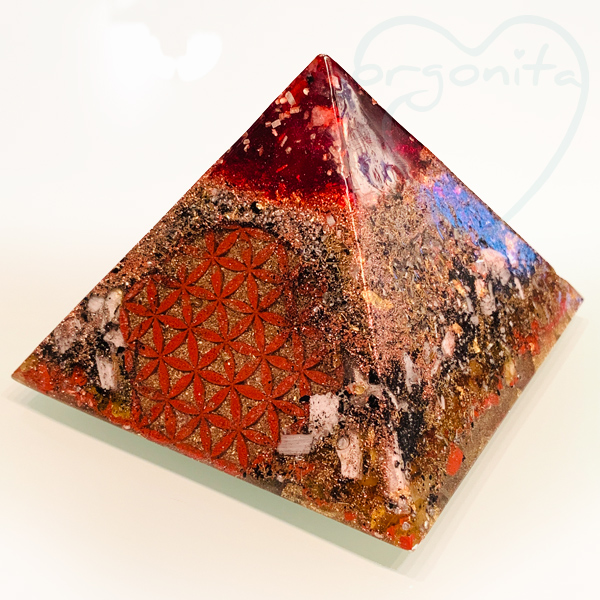 Piramide de orgonita con la Flor de la Vida