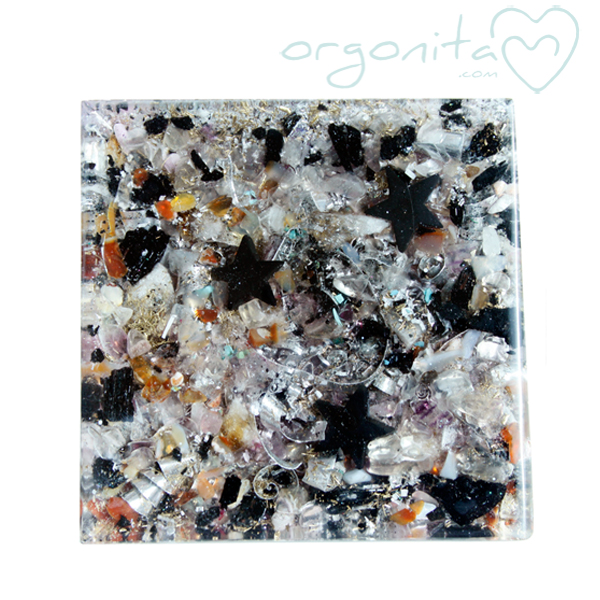 Pirámide de orgonita con AMOR y OM para meditacion