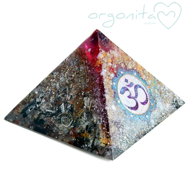 Pirámide de orgonita con AMOR y OM para meditacion
