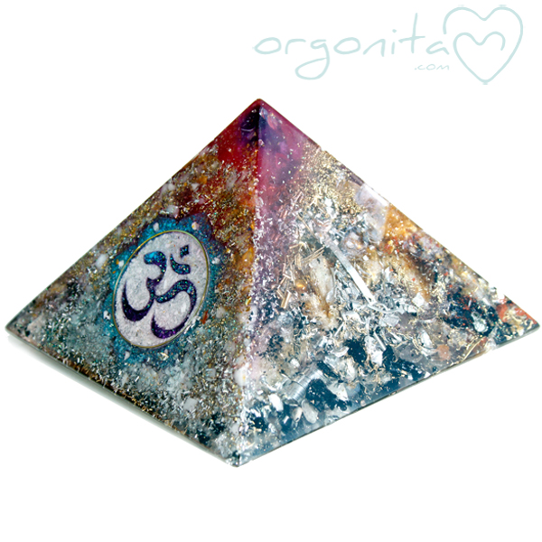 Pirámide de orgonita con AMOR y OM para meditacion
