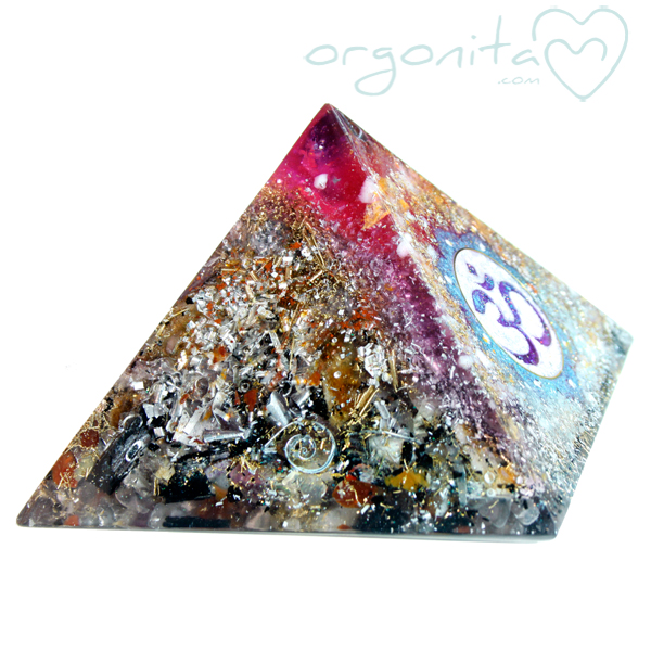 Pirámide de orgonita con AMOR y OM para meditacion