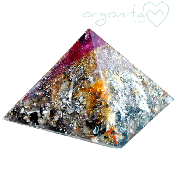 Pirámide de orgonita con AMOR y OM para meditacion