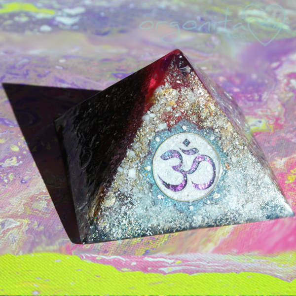 Pirámide de orgonita con AMOR y OM para meditacion