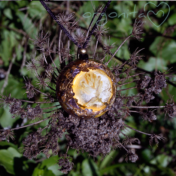 Orgonite de ORGONITA con flor natural de Prunus cerasifera o Pisardi