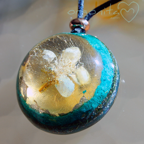 Orgonite de ORGONITA con flor natural de Prunus cerasifera o Pisardi