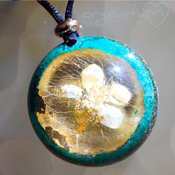 Orgonite de ORGONITA con flor natural de Prunus cerasifera o Pisardi