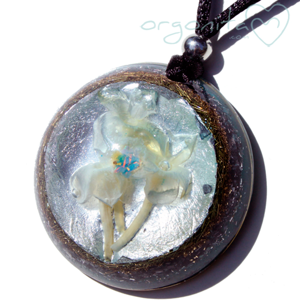 Orgonite de ORGONITA con flor natural de Prunus cerasifera o Pisardi