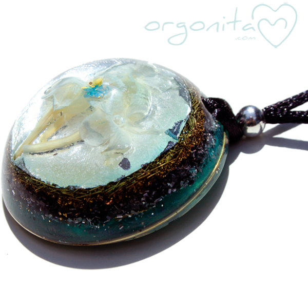 Orgonite de ORGONITA con flor natural de Prunus cerasifera o Pisardi