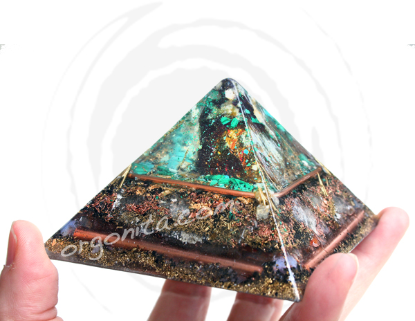 Pirámide de orgonita con AMOR y punta de Cuarzo Rosa y Pirita