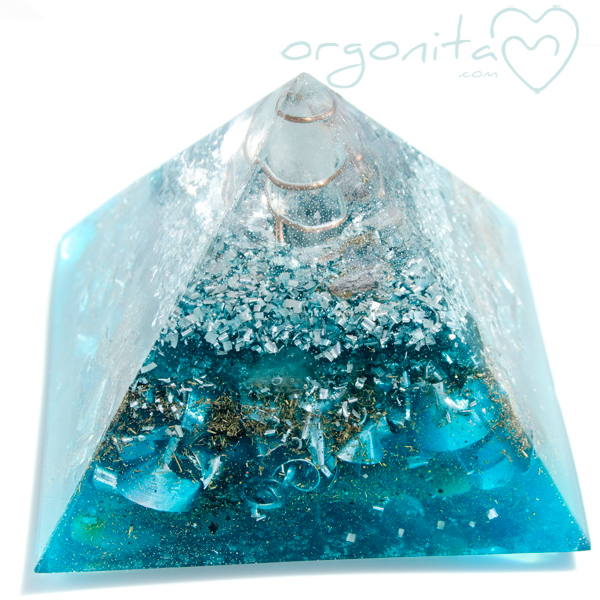 Pirámide Orgonite con Cuarzo azul