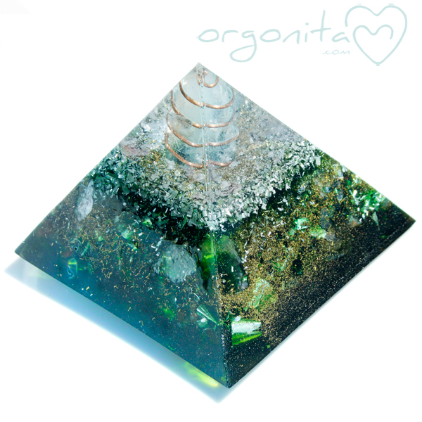 Pirámide Orgonite con Cuarzo Rosa