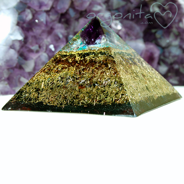 Pirámide de orgonita con AMOR y punta de Cuarzo Rosa