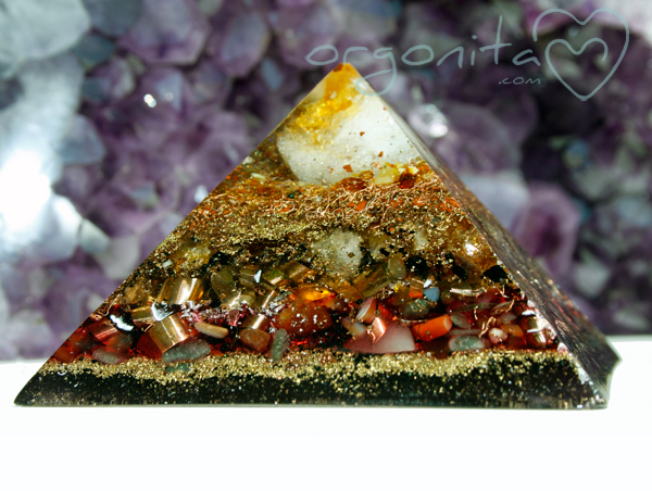 Pirámide de orgonita con AMOR y punta de Cuarzo Rosa